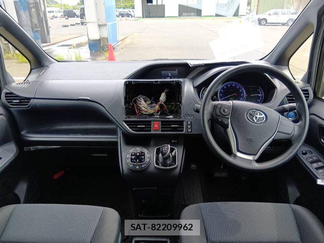 Toyota VOXY HYBRID 2016-08 8783083-1