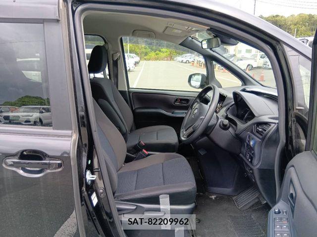 Toyota VOXY HYBRID 2016-08 8783083-3