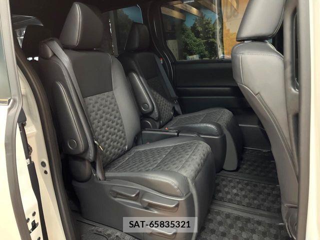 Toyota VOXY HYBRID 2024-10 8797909-9