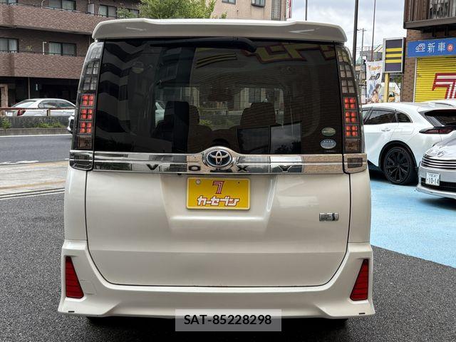Toyota VOXY HYBRID 2016-03 8797922-10
