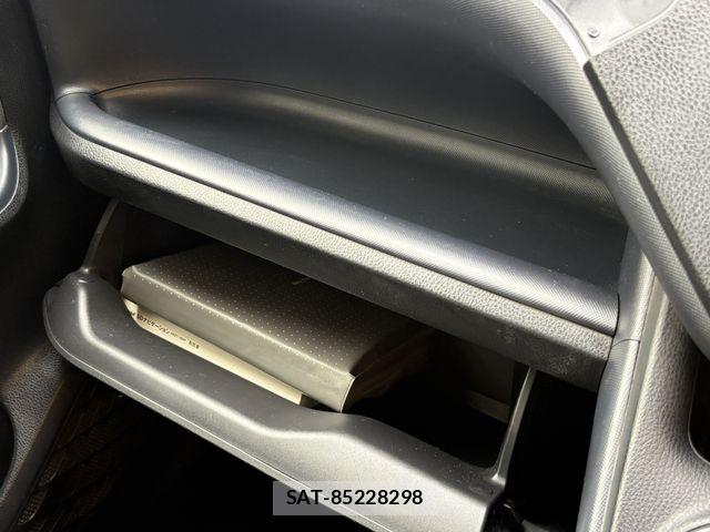 Toyota VOXY HYBRID 2016-03 8797922-12