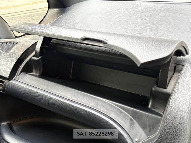 Toyota VOXY HYBRID 2016-03 8797922-13