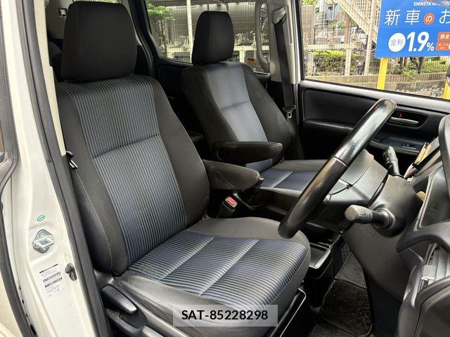 Toyota VOXY HYBRID 2016-03 8797922-17