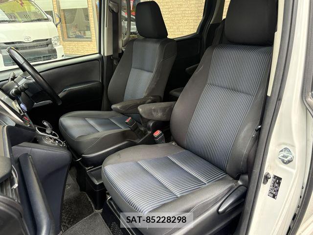 Toyota VOXY HYBRID 2016-03 8797922-18