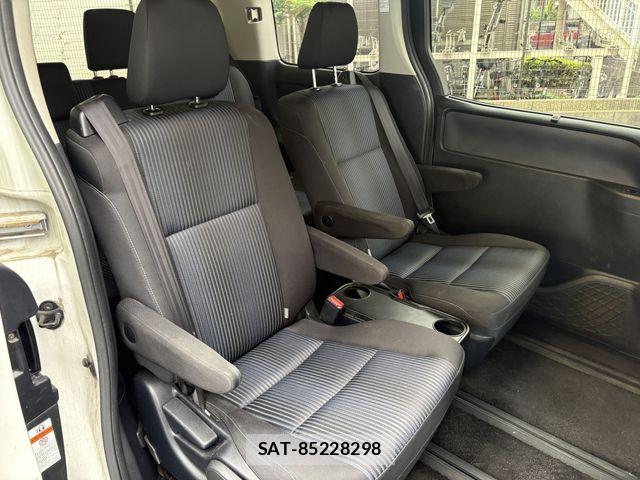 Toyota VOXY HYBRID 2016-03 8797922-19