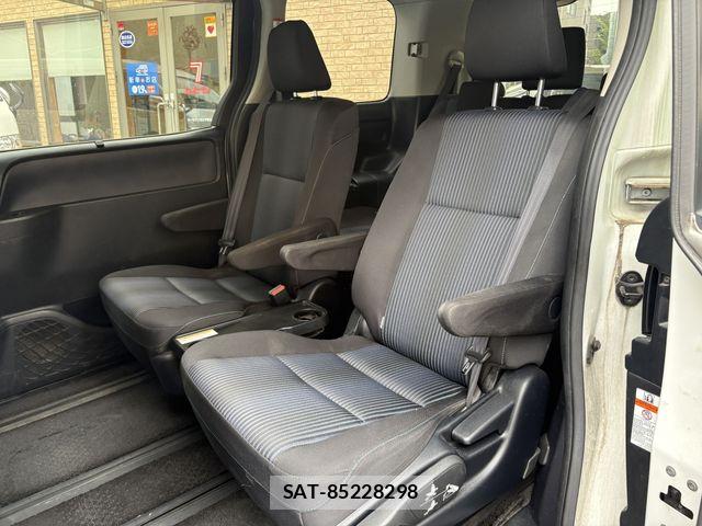 Toyota VOXY HYBRID 2016-03 8797922-20