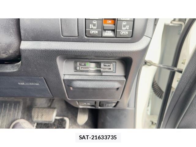 Toyota VOXY HYBRID 2018-07 8832460-12