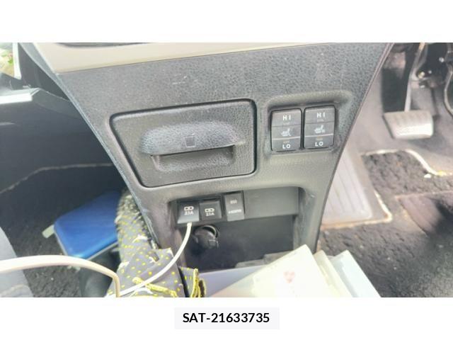 Toyota VOXY HYBRID 2018-07 8832460-19