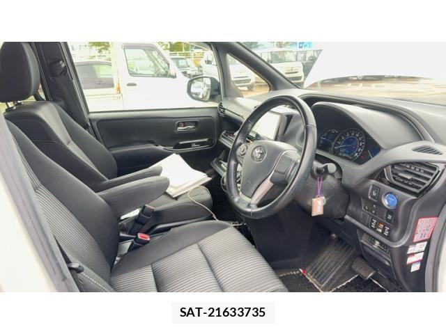 Toyota VOXY HYBRID 2018-07 8832460-20