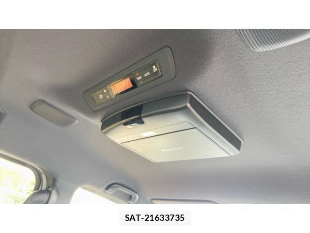 Toyota VOXY HYBRID 2018-07 8832460-21