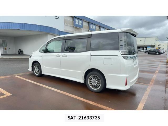 Toyota VOXY HYBRID 2018-07 8832460-2