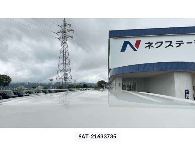 Toyota VOXY HYBRID 2018-07 8832460-4