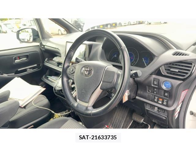Toyota VOXY HYBRID 2018-07 8832460-8