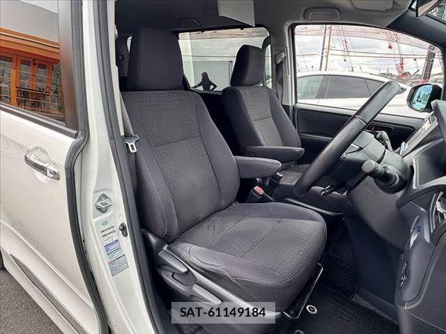 Toyota VOXY HYBRID 2014-05 8832462-15