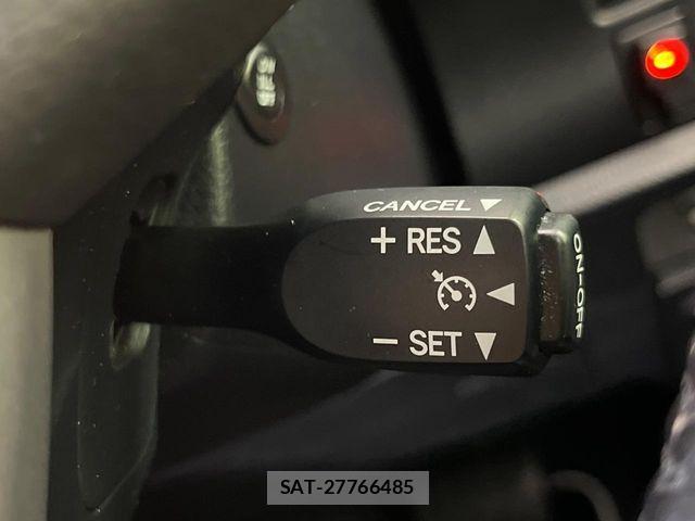 Toyota VOXY HYBRID 2019-04 8832441-6