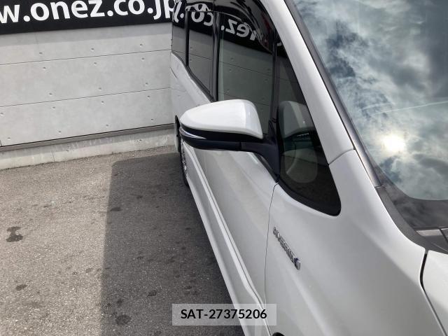 Toyota VOXY HYBRID 2017-07 8832450-12
