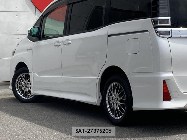 Toyota VOXY HYBRID 2017-07 8832450-15