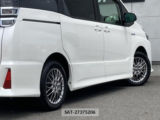 Toyota VOXY HYBRID 2017-07 8832450-16
