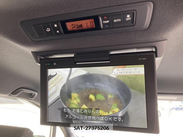 Toyota VOXY HYBRID 2017-07 8832450-28