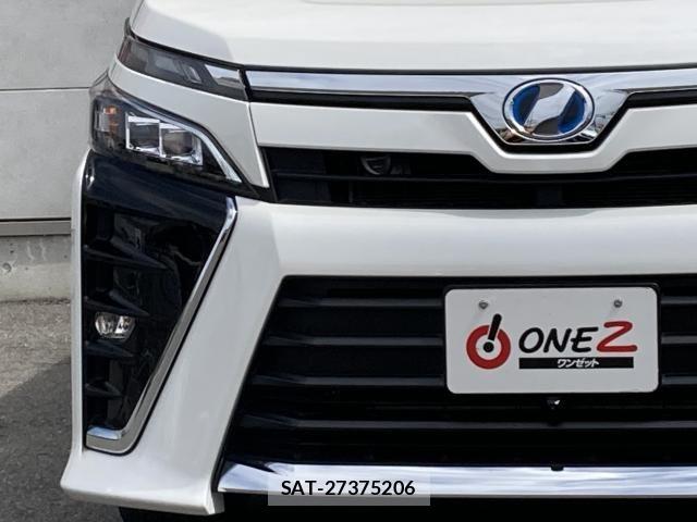 Toyota VOXY HYBRID 2017-07 8832450-5