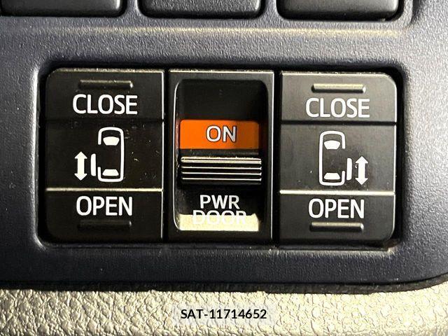 Toyota VOXY HYBRID 2016-07 8832461-5
