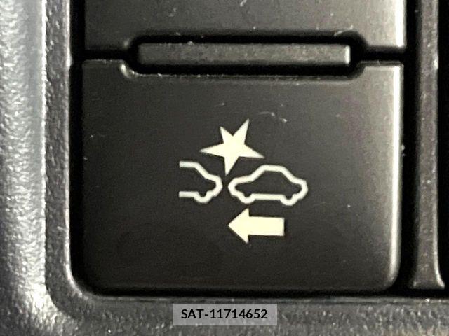 Toyota VOXY HYBRID 2016-07 8832461-6