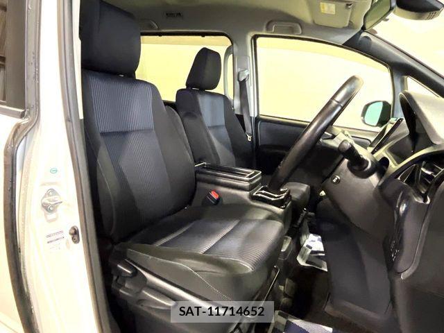 Toyota VOXY HYBRID 2016-07 8832461-8