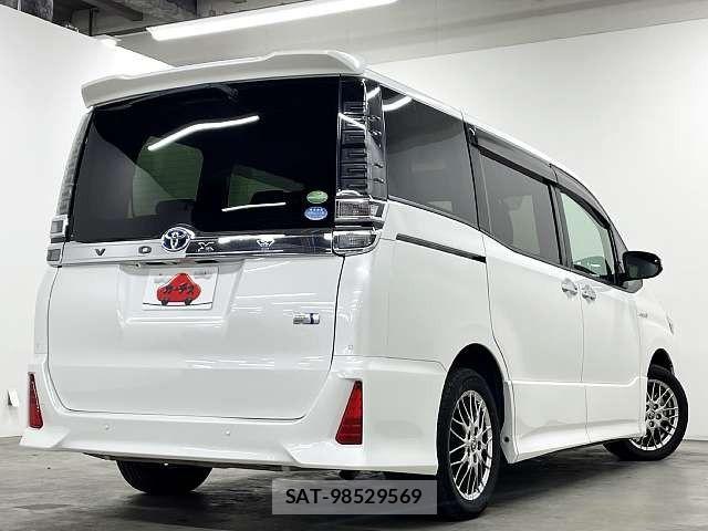 Toyota VOXY HYBRID 2019-08 8832437-2