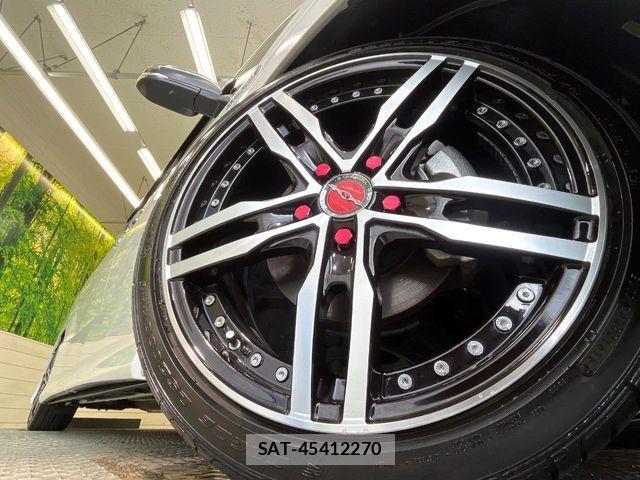 Toyota VOXY HYBRID 2019-01 8832435-12