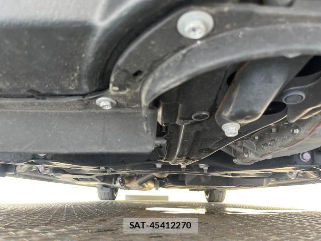 Toyota VOXY HYBRID 2019-01 8832435-17
