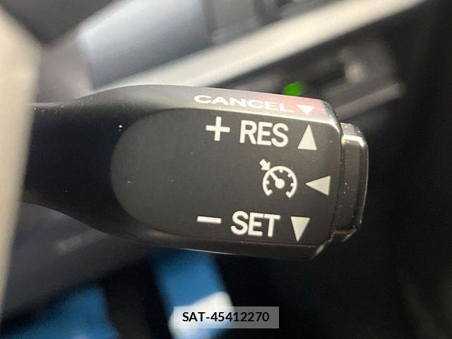 Toyota VOXY HYBRID 2019-01 8832435-6