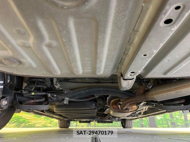 Toyota VOXY HYBRID 2018-03 8832442-19