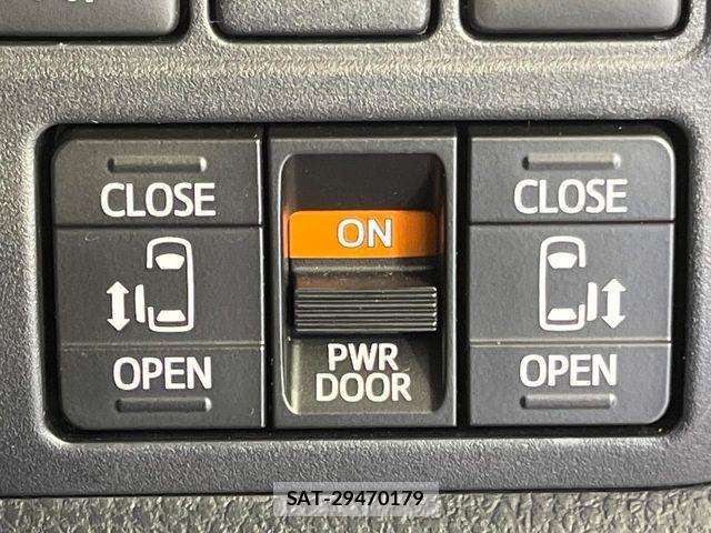 Toyota VOXY HYBRID 2018-03 8832442-3
