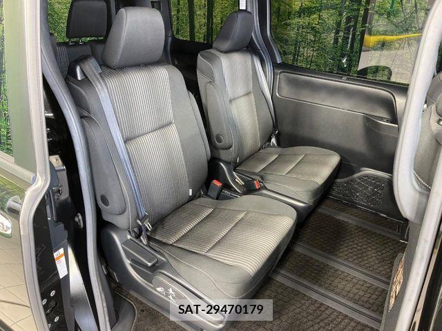 Toyota VOXY HYBRID 2018-03 8832442-8