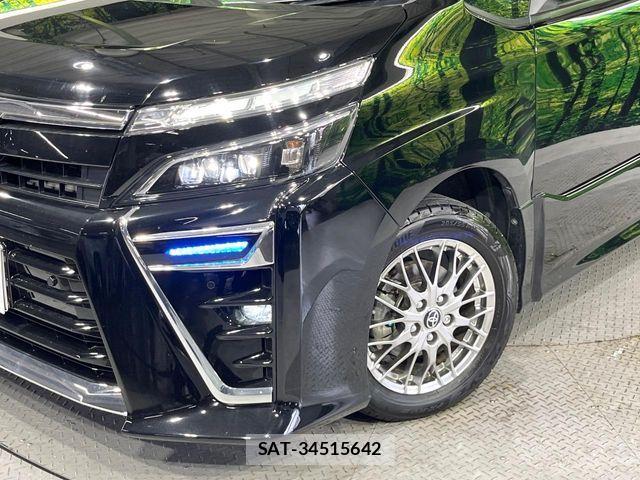 Toyota VOXY HYBRID 2021-12 8832436-12