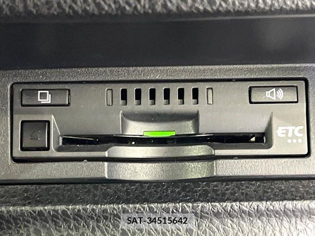 Toyota VOXY HYBRID 2021-12 8832436-7
