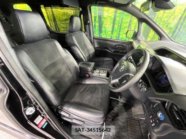 Toyota VOXY HYBRID 2021-12 8832436-8
