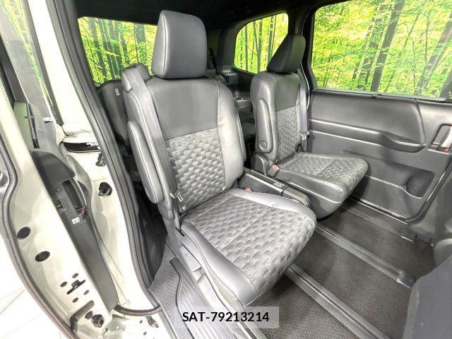 Toyota VOXY HYBRID 2025-10 8832421-8
