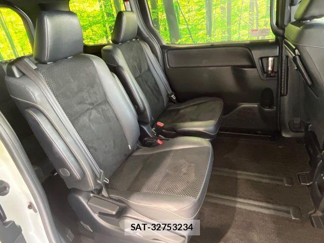 Toyota VOXY HYBRID 2020-11 8832440-8