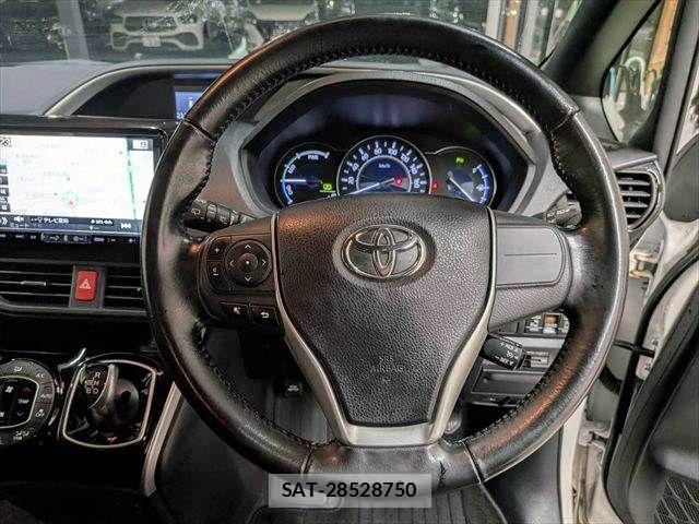 Toyota VOXY HYBRID 2019-08 8832451-12