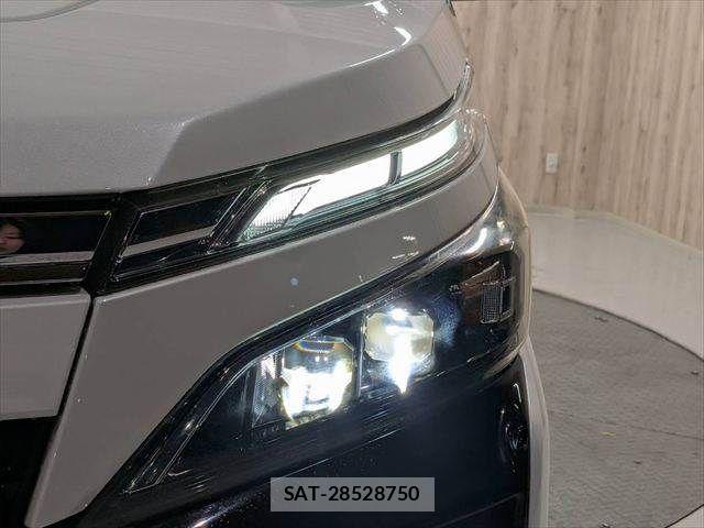 Toyota VOXY HYBRID 2019-08 8832451-13
