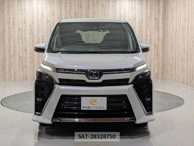 Toyota VOXY HYBRID 2019-08 8832451-16