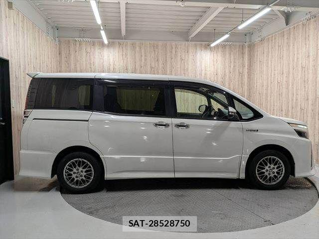 Toyota VOXY HYBRID 2019-08 8832451-18