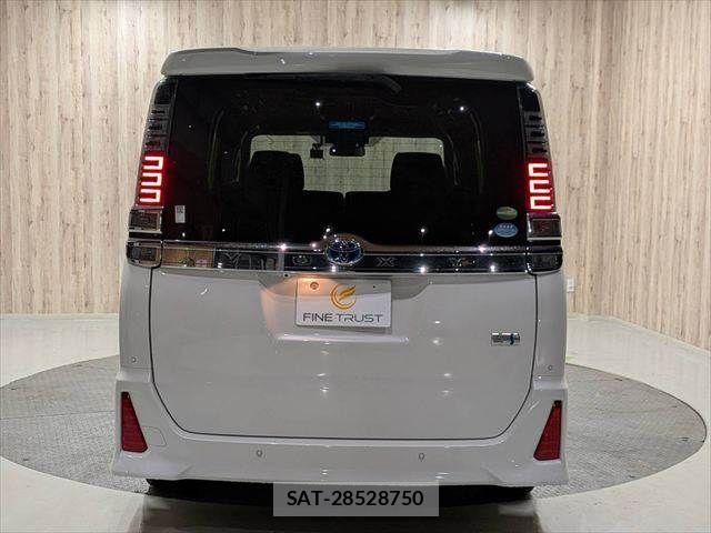 Toyota VOXY HYBRID 2019-08 8832451-19