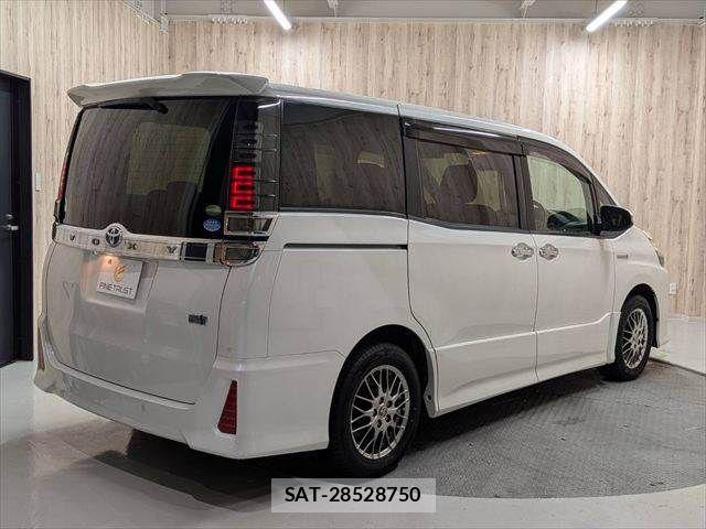 Toyota VOXY HYBRID 2019-08 8832451-20