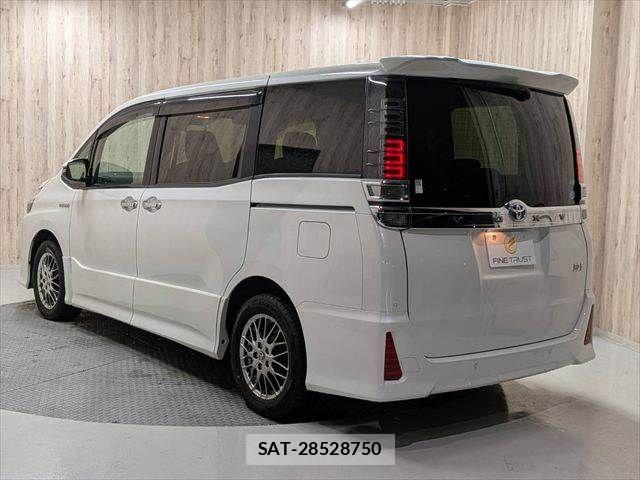 Toyota VOXY HYBRID 2019-08 8832451-21