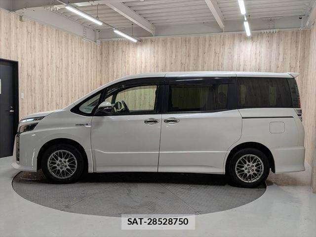 Toyota VOXY HYBRID 2019-08 8832451-22