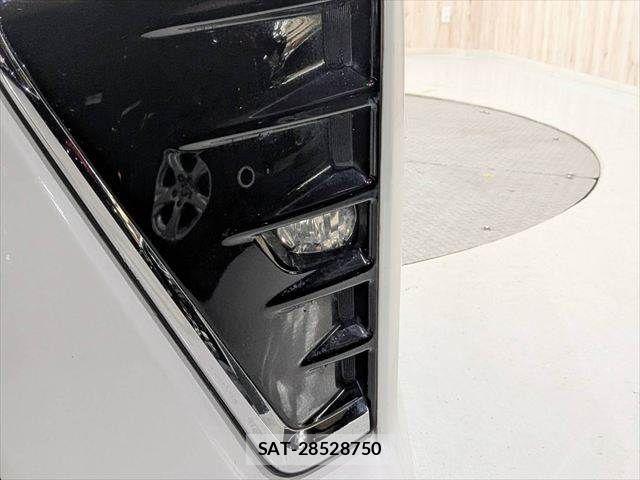 Toyota VOXY HYBRID 2019-08 8832451-24