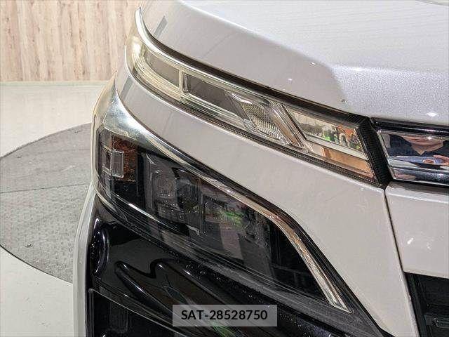 Toyota VOXY HYBRID 2019-08 8832451-25