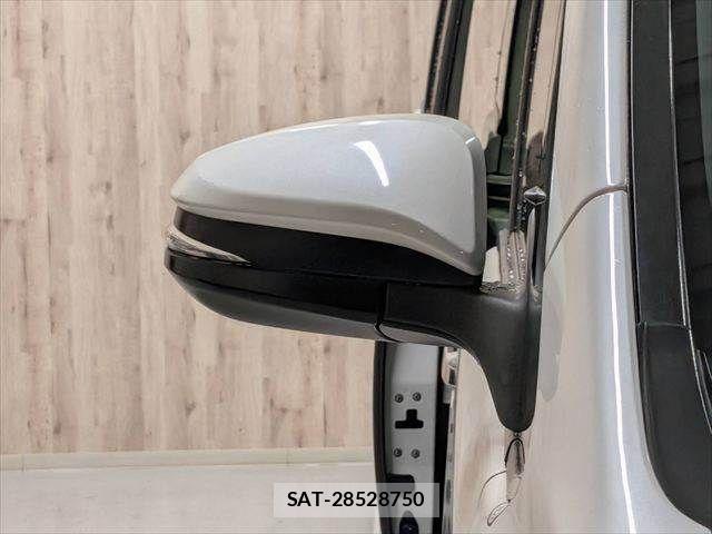 Toyota VOXY HYBRID 2019-08 8832451-28